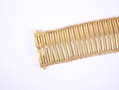 A striking 18K yellow gold (750‰) link bracelet...