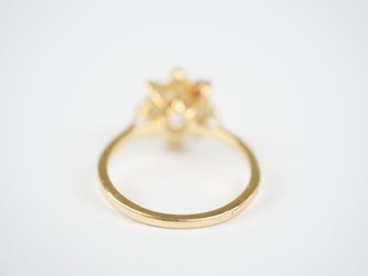 An 18K yellow gold (750‰) daisy ring featuring...
