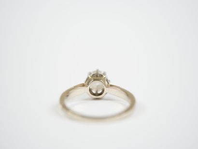 18K white gold (750‰) and platinum solitaire...