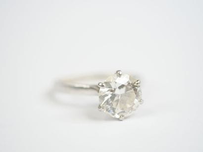 Platinum (850‰) solitaire ring featuring...