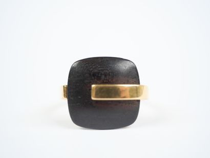 18K yellow gold ring (750‰) featuring a square...