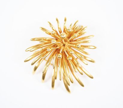 18K yellow gold (750‰) brooch decorated with...