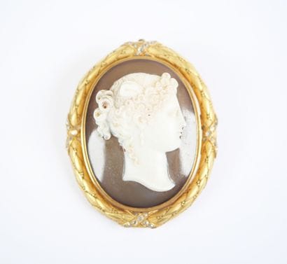 A large 18K yellow gold (750‰) brooch featuring...