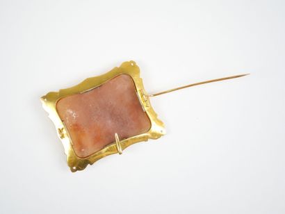 Rectangular brooch in 18K yellow gold (750‰)...