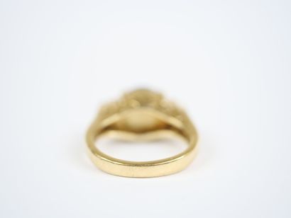 A large 18K yellow gold (750‰) ring featuring...