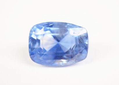 A 7.10-carat cushion-cut blue Ceylon sapphire...