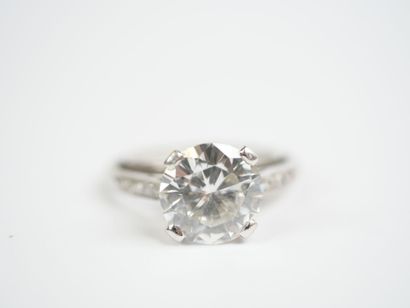 18K white gold (750‰) solitaire ring set...