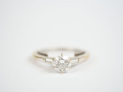 A solitaire ring in 18K white gold (750‰)...
