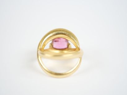 A large 18K yellow gold (750‰) ring featuring...