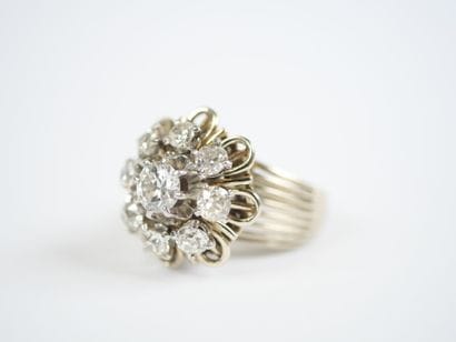 A large 18K white gold (750‰) daisy ring...