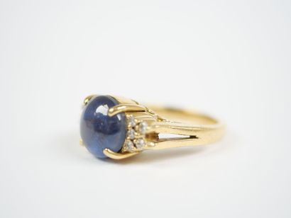 A large 18K yellow gold (750‰) ring featuring...