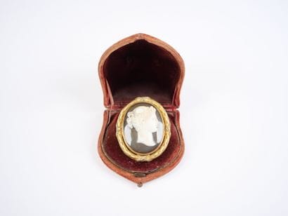 A large 18K yellow gold (750‰) brooch featuring...