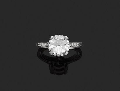 18K white gold (750‰) solitaire ring set...