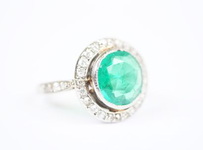 Platinum ring (850‰) featuring a round faceted...
