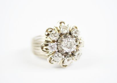 A large 18K white gold (750‰) daisy ring...