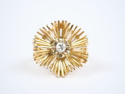 18K yellow gold (750‰) ring featuring a radiating...