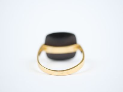 18K yellow gold ring (750‰) featuring a square...