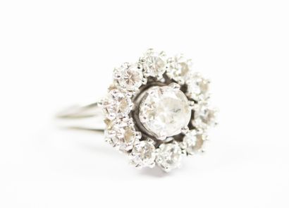 18K white gold (750‰) daisy ring featuring...
