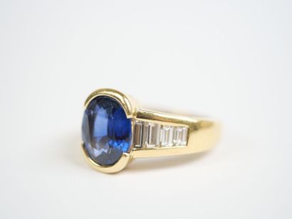 A striking 18K yellow gold (750‰) ring featuring...