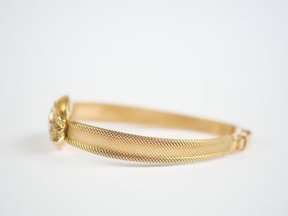 An 18K (750‰) yellow and white gold ribbon-link...