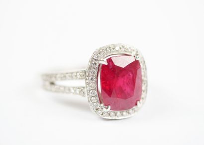 A striking 18K white gold (750‰) ring featuring...