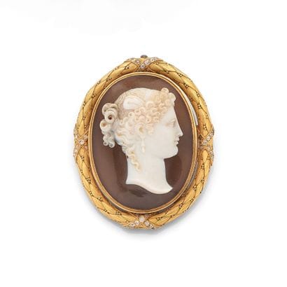 A large 18K yellow gold (750‰) brooch featuring...
