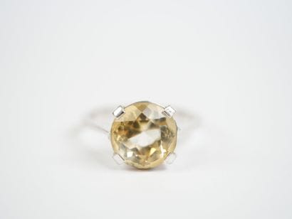 18K white gold (750‰) ring featuring a round...