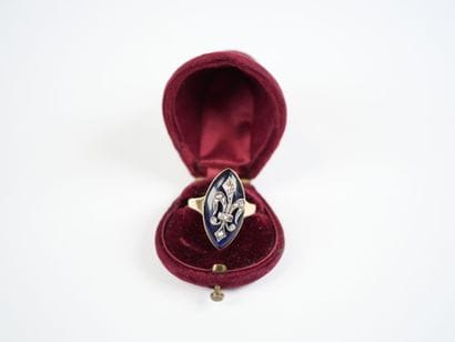 18K yellow gold (750‰) marquise ring featuring...