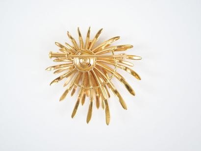 18K yellow gold (750‰) brooch decorated with...