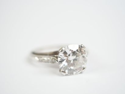 18K white gold (750‰) solitaire ring set...