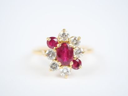 An 18K yellow gold (750‰) daisy ring featuring...