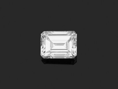 THE WHITE STAR.
Platinum ring (850‰) set...