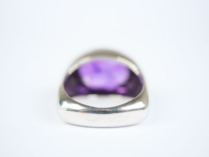 A striking 18K white gold (750‰) ring featuring...