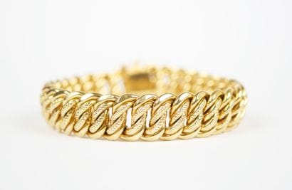 A striking 18K yellow gold (750‰) bracelet...