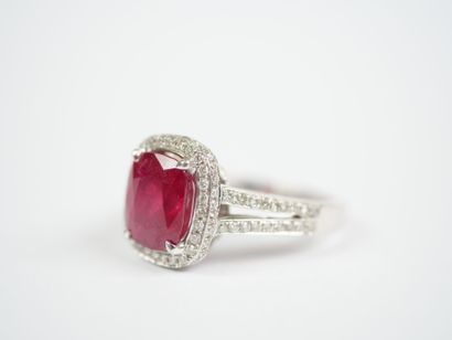 A striking 18K white gold (750‰) ring featuring...