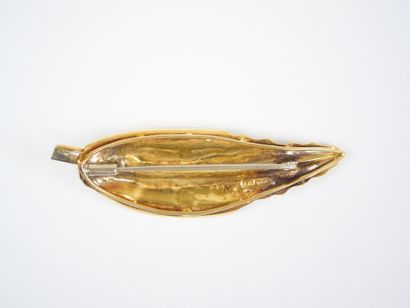 A large 18K yellow gold (750‰) brooch featuring...