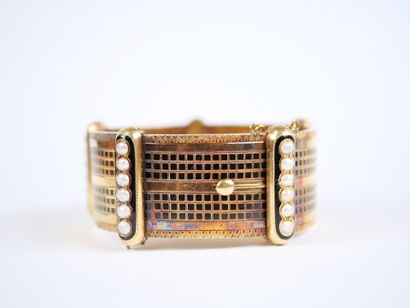 A striking hinged bracelet in 18K yellow...