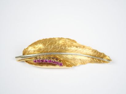 A large 18K yellow gold (750‰) brooch featuring...