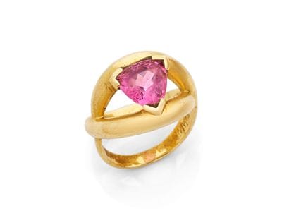 A large 18K yellow gold (750‰) ring featuring...