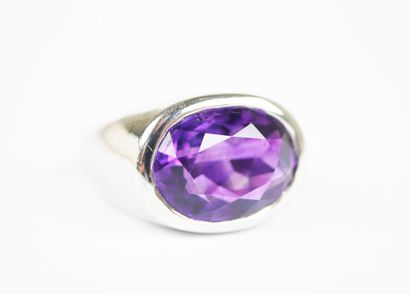 A striking 18K white gold (750‰) ring featuring...