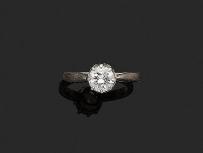18K white gold (750‰) and platinum solitaire...