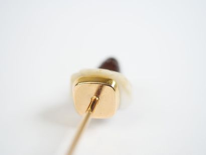 18K yellow gold (750‰) scarf pin, with the...