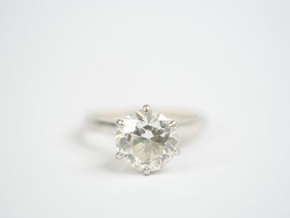 Platinum (850‰) solitaire ring featuring...