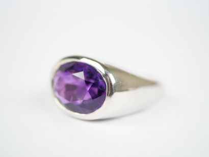 A striking 18K white gold (750‰) ring featuring...
