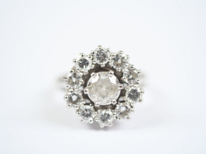 18K white gold (750‰) daisy ring featuring...
