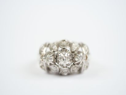 A large 18K white gold (750‰) ring featuring...