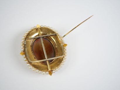A large oval brooch in 18K yellow gold (750‰)...
