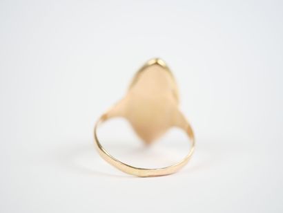 18K yellow gold (750‰) marquise ring featuring...