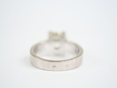 A substantial 18K white gold (750‰) ring...