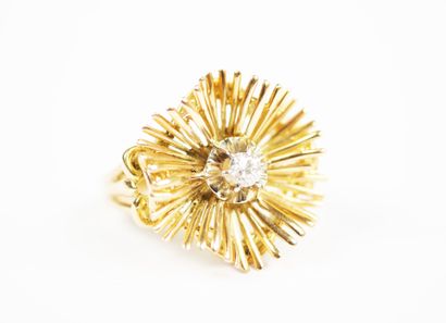 18K yellow gold (750‰) ring featuring a radiating...